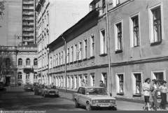 Фотография дома по адресу: Поварская 29/36 строение 2, 1987 год. Вид со стороны Трубниковского переулка
(фото: pastvu.com/И.Нагайцев)