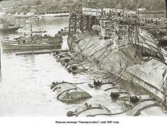 В результате в катастр офе погибли 829 человек, включая аварийные партии с
других кораблей эскадры