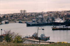 Коммуна в Стрелецкой бухте Севастополя в 2002 году
(фото: Андрей Максимов)