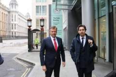 Рустэм и Эрнест Магдеев у здания Коммерческого суда в Лондоне