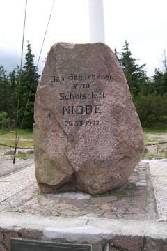 Памятник погибшим
(фото: Wikimedia Commons/MrsMyerDE)