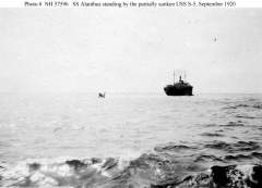 Пароход Alanthus возле кормы затонувшей S-5
(фото: Wikimedia Commons/US Navy)