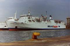 Паром Express Samina в порту Пирей 2000 год (фото: Wikimedia Commons/Peter J. Fitzpatrick)