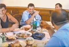 На этом фото человек, похожий на Игоря Лукашева (сидит в торце стола), запечатлён в компании, по-видимому, именно Сергея Воронкова (в чёрной майке). За столом – «сейлемская» верхушка.