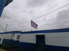 Флаг «Вагнера» над вагончиками сотрудников
(фото: Сергей Савельев)