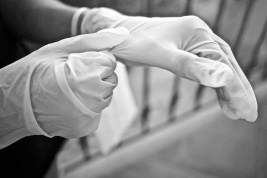 Академик РАН заявил, что перчатки не защищают от заражения коронавирусом
