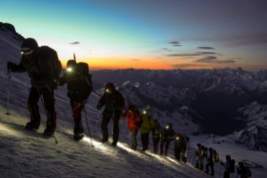 Альпинисты поддержали идею ужесточить контроль над восхождениями на Эльбрус для коммерческих туристов