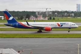 Авиакомпания Azur Air вынуждено сократила летнюю программу полетов из-за невозможности вывезти двигатели из РФ на ремонт