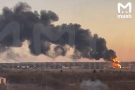 Беспилотник атаковал аэродром под Курском: горит нефтенакопитель