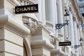 Chanel установила лимит на покупку двух моделей сумок одним клиентом