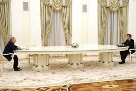 Дизайнер объяснил повышенное внимание к длинному столу Путина