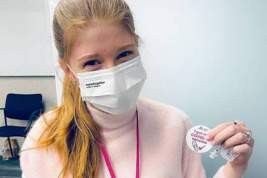 Дочь Билла Гейтса сделала прививку от коронавируса и не удержалась от шутки про чипирование