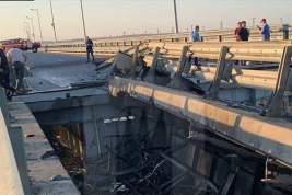Движение по Крымскому мосту остановлено из-за ЧП: в сети появились фотографии разрушений