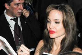 Джоли рассказала о смерти бабушки и матери от рака и решении удалить грудь