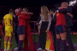 Глава федерации футбола Испании Рубиалес был отстранен от должности из-за поцелуя с футболисткой