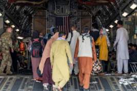 Из-за массового скопления людей в аэропорту Кабула приостановлены все рейсы