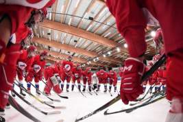 Канадские хоккеистки заставили россиянок надеть маски и разгромили их в матче олимпийского турнира в Пекине