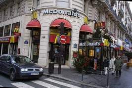 McDonald’s «надкусил» забавную уличную рекламу на улицах Парижа