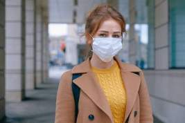МЧС рекомендовало гражданам не носить защитную маску на улице