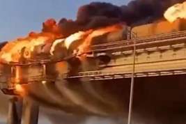 На Крымском мосту произошел пожар: причиной стал подрыв грузового автомобиля