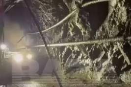 На руднике «Пионер» продолжаются спасательные работы: заблокированные рабочие находились на глубине 147 метров