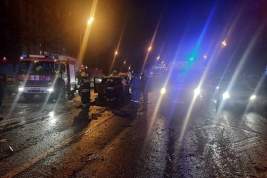 На Севастопольском проспекте в Москве произошла авария с участием Porsche Cayenne: едва не пострадала женщина с коляской