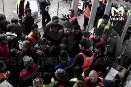 На складе Ozon в Пушкине произошла массовая драка мигрантов из-за места в очереди на досмотр