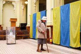Опрос показал шансы Порошенко и Зеленского на победу во втором туре выборов
