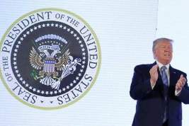 Организаторы выступления Трампа объяснили появление изображения двуглавого орла с клюшками