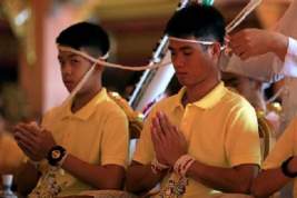 Освобожденных из пещеры в Таиланде детей постригут в монахи