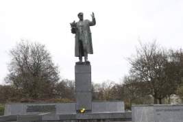 Памятник маршалу Коневу в Праге осквернили гирляндой из сарделек