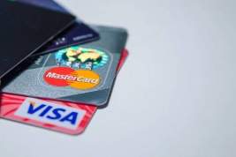 Попавшие под санкции российские банки не смогут выпускать карты Visa и Mastercard