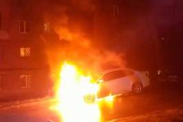 После инцидента с кораблями в Киеве сожгли машину с российскими дипломатическими номерами