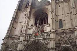 Пожар повредил знаменитый собор в Нанте: «готическую жемчужину» могли поджечь