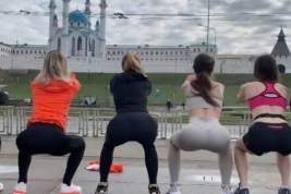 Приседающие на фоне мечети девушки возмутили верующих в Казани