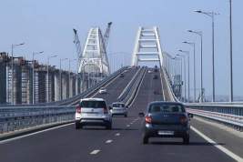 Пробка из автомобилей на Крымском мосту сильно увеличилась