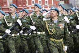 Путин подписал указ о выплате 15 тысяч рублей военным-контрактникам и курсантам