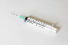 Российская медсестра привила пациентов физраствором вместо вакцины от коронавируса