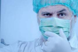 Российские медики ожидают сокращения выплат за работу с коронавирусными больными