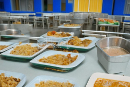 Россияне стали в 3,5 раза чаще жаловаться на плохое школьное питание: бутерброды с плесенью, сырую рыбу и антисанитарию