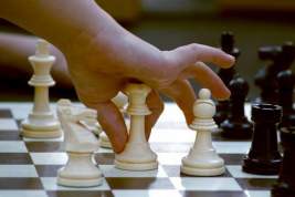 Шахматный робот сломал семилетнему ребенку палец во время турнира в Москве