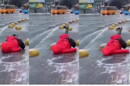 Шнуров выпустил третий клип про уборку снега и гололёд в Петербурге