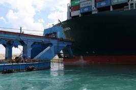 СМИ: попытка снять с мели судно в Суэцком канале провалилась