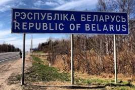 СМИ сообщили о направляющейся из Санкт-Петербурга к границе с Белоруссией колонне грузовиков без номеров