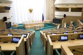 Совет Федерации одобрил закон об электронных повестках и запрете на выезд за границу для уклонистов