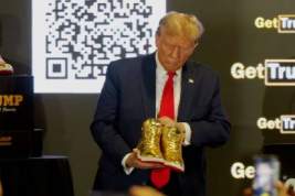 Трамп представил золотые кроссовки собственного бренда