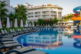 Туристы раскупили почти все места в популярных отелях Турции до конца лета