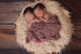 У новорождённой двойни оказались разные отцы