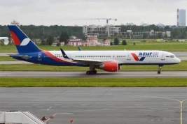 У выполнявшего рейс из Пхукета в Москву самолета Azur Air при взлете лопнули шасси