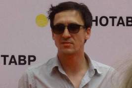 Уехавший из России актер Артур Смольянинов* в разговоре с пранкерами назвал украинский паспорт идеальным предложением
